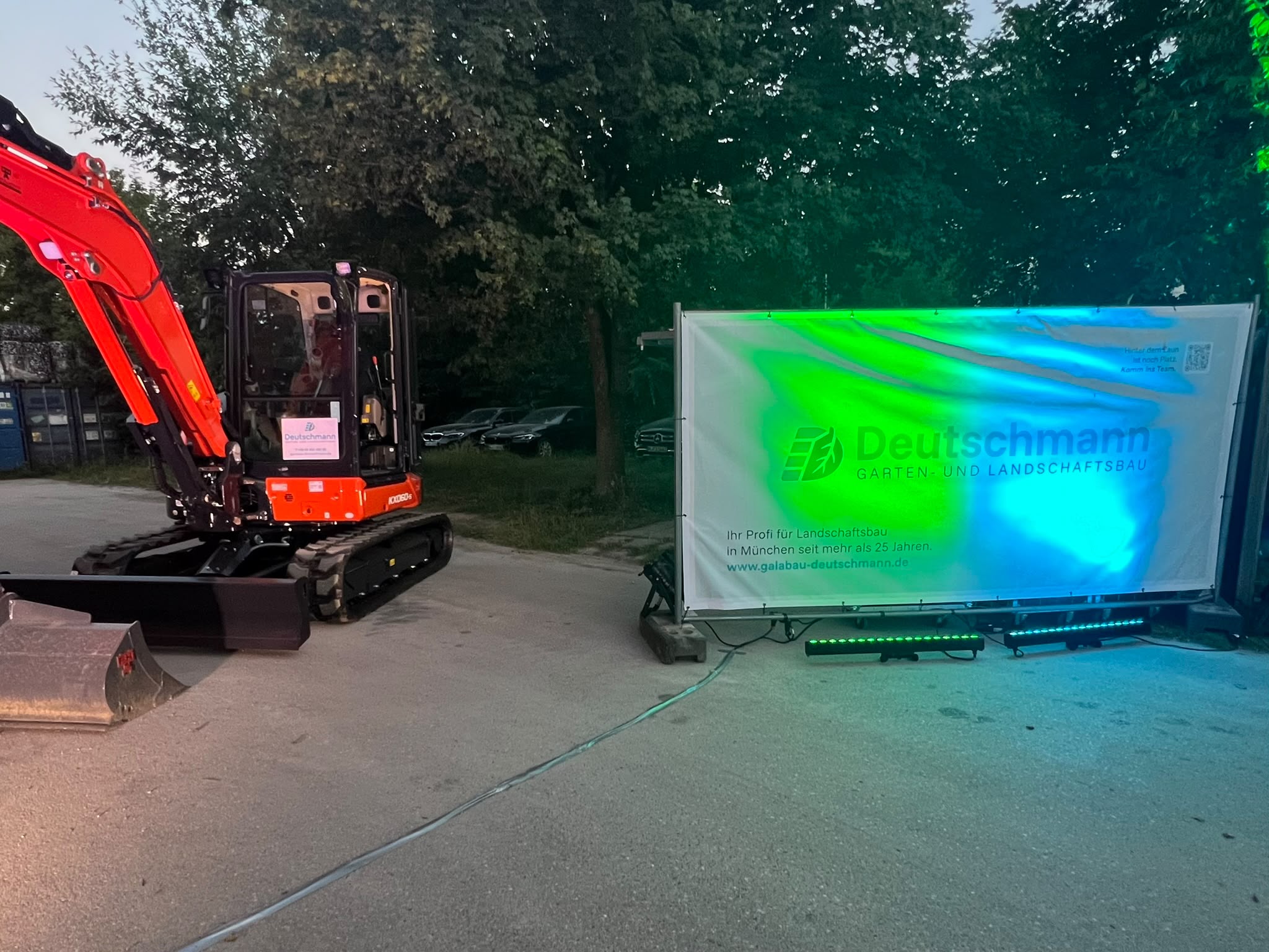 Dezentes LED-Uplighting bei einer kleineren Betriebsfeier im Grünen