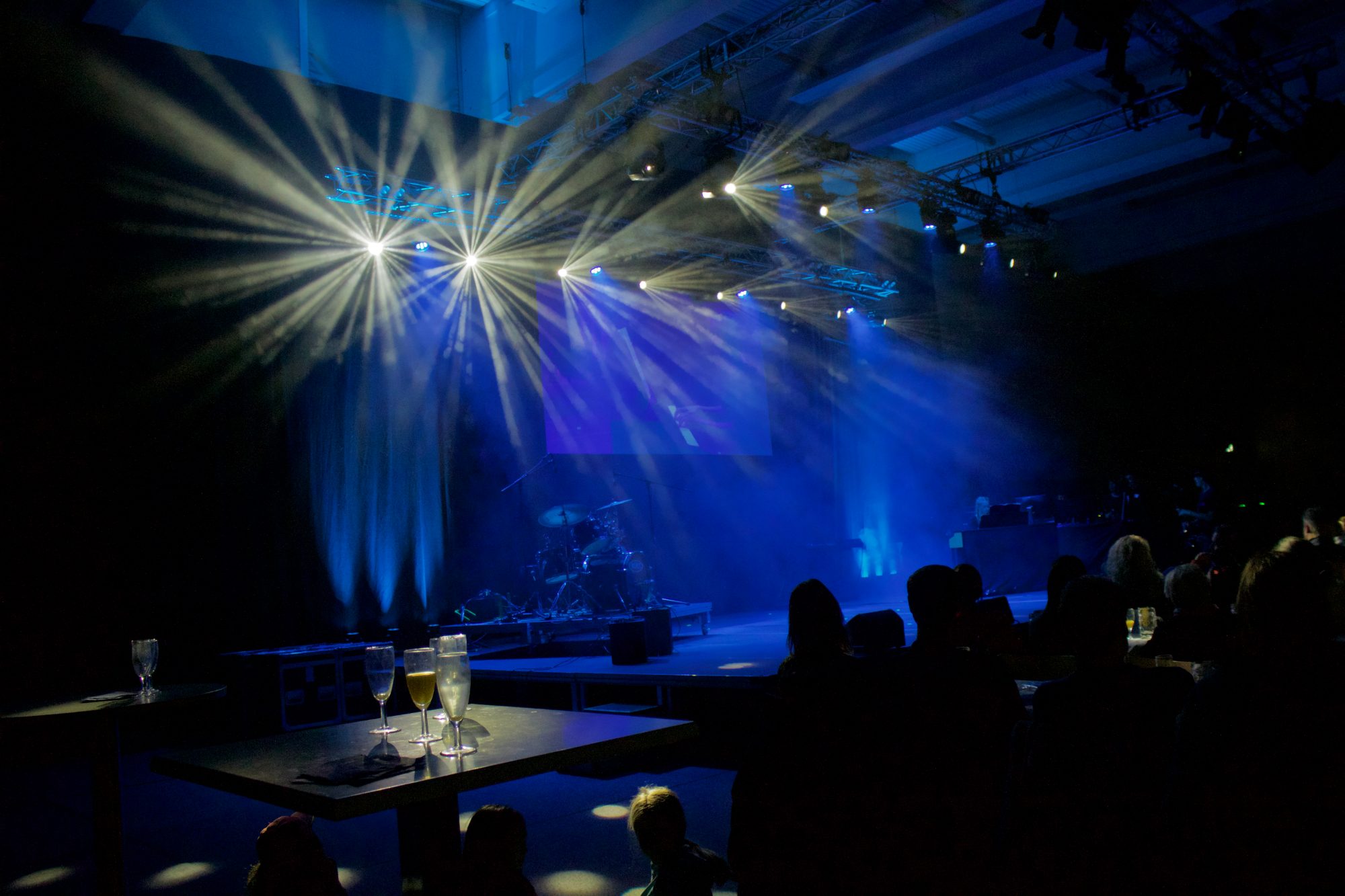 Blaues Bühnenlicht mit Moving-Head-Scheinwerfern und Nebeleffekt während einer Show
